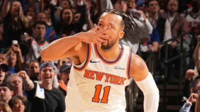 Jalen Brunson dá show e Knicks atropela 76ers no jogo 1