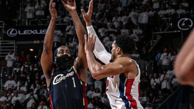 James Harden decide no fim e Cavaliers bate Pistons no jogo 3