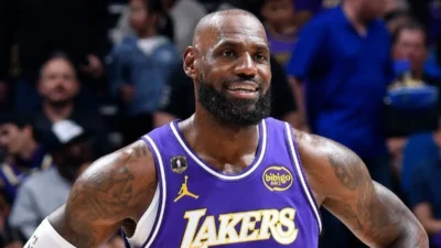LeBron James faz história nos playoffs da NBA