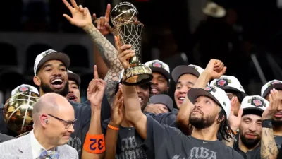 Jalen Brunson crava feito inédito após título da NBA com amigos