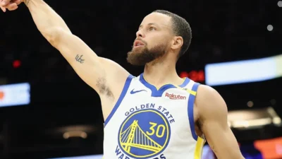 NBA: Stephen Curry assina com marca de tênis