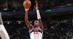 Khris Middleton troca Wizards