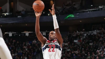 Khris Middleton troca Wizards